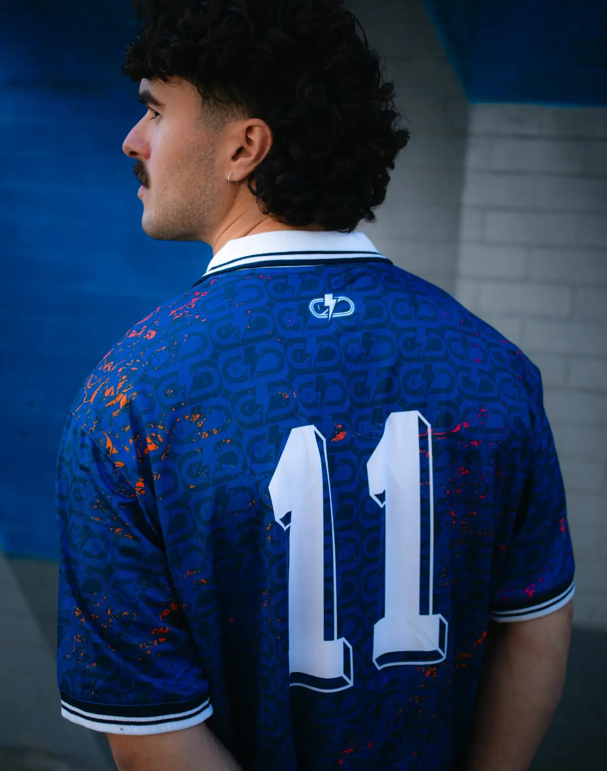 Club Voltaire blauwe jersey op festival